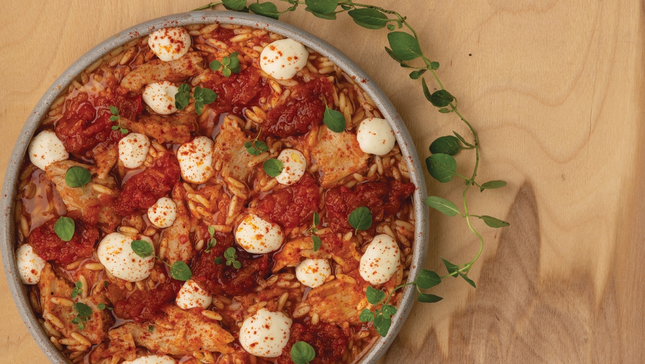 Γιουβέτσι με NoChicken Chunks, Chutney Τομάτας και Κρέμα Γραβιέρας